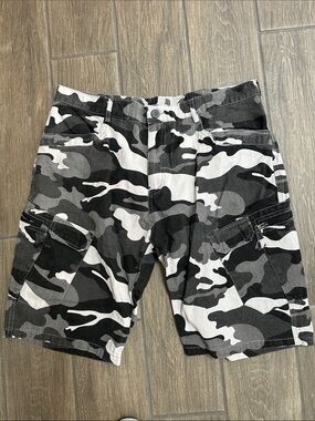 Men's Black & Gray Camo Cargo/Military Shorts. Size 36. 100% Cotton. 9 pocket